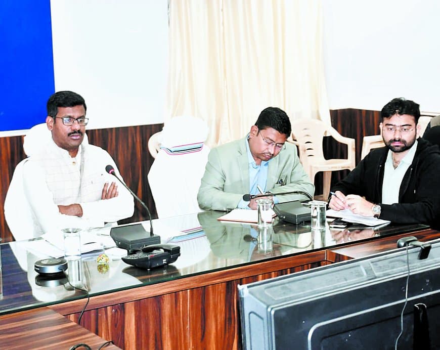 सीएम हेल्पलाइन पर सख्ती, ईई उपयंत्री समेत तीन अधिकारियों का वेतन कटा