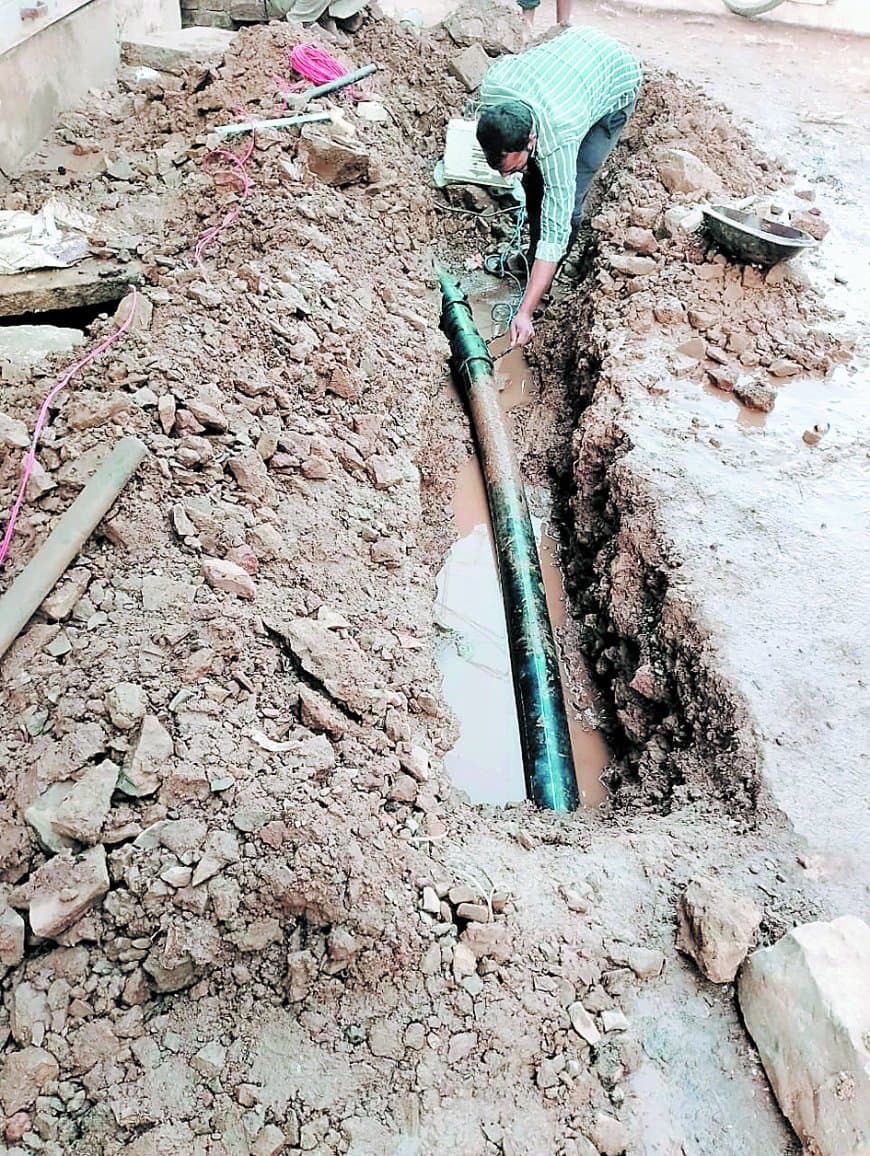 निर्माण कार्यों से टूटी पेयजल लाइन, कई वार्डों में गंदे पानी की आपूर्ति
