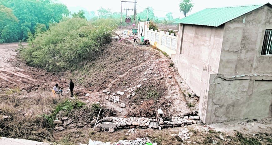 प्रशासन ने शाही बिल्डर की हद तय की थी, फिर नदी की तरफ निर्माण शुरू