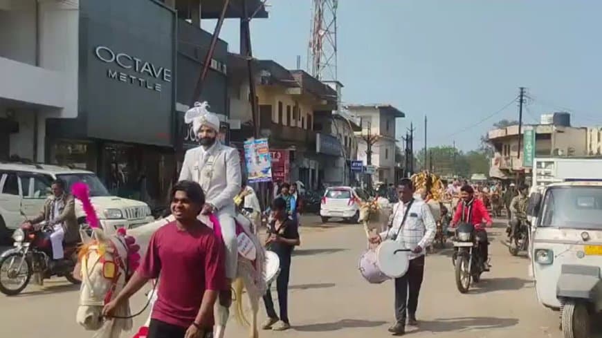 सिरोंज में डॉक्टर दूल्हे की अनोखी बैलगाड़ी बारात, याद आई पुरानी परंपरा
