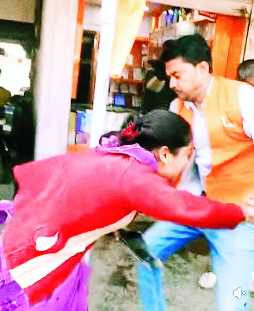 सीधी फिर शर्मसार, दबंग ने सरेबाजार महिला को बेरहमी से पीटा, वीडियो वायरल