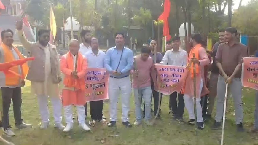 वैलेंटाइन डे: 'बिट्‌टू-सोना' पर शिवसेना की तिरछी नजर, पोस्टर वार- लट्‌ठ पूजन 