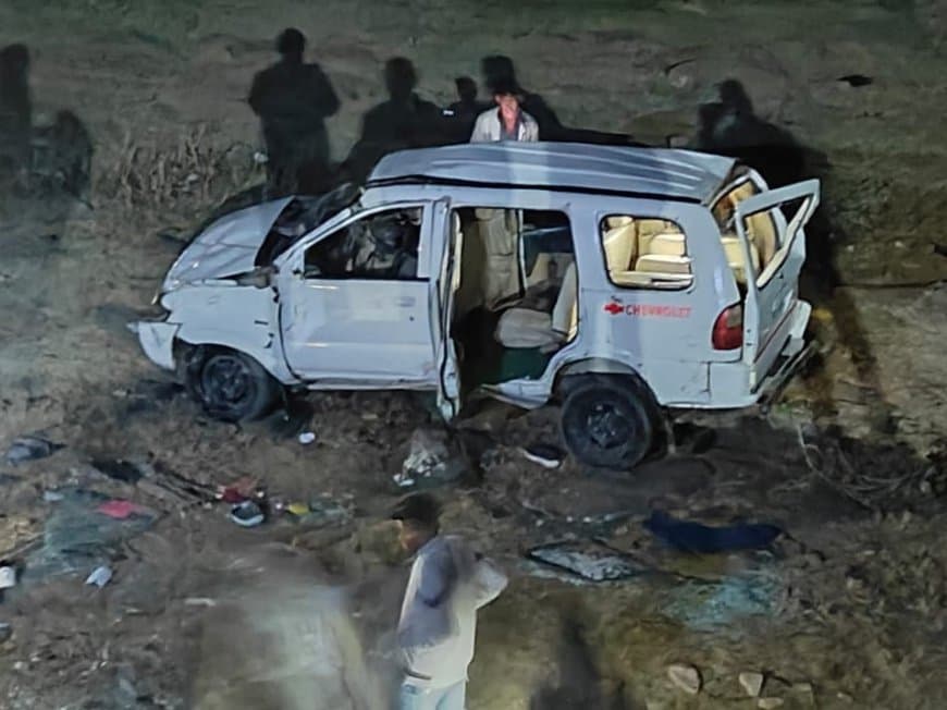 विदिशा: रात के अंधेरे में बारातियों से भरी कार सूखे तालाब में गिरी... तीन की मौत