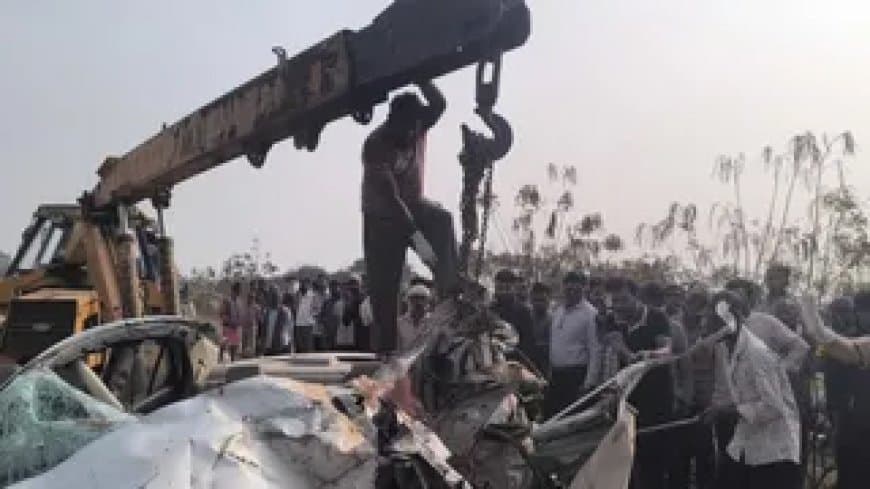 छग: बस-कार की भिड़ंत... सीआरपीएफ के तीन जवानों की मौत