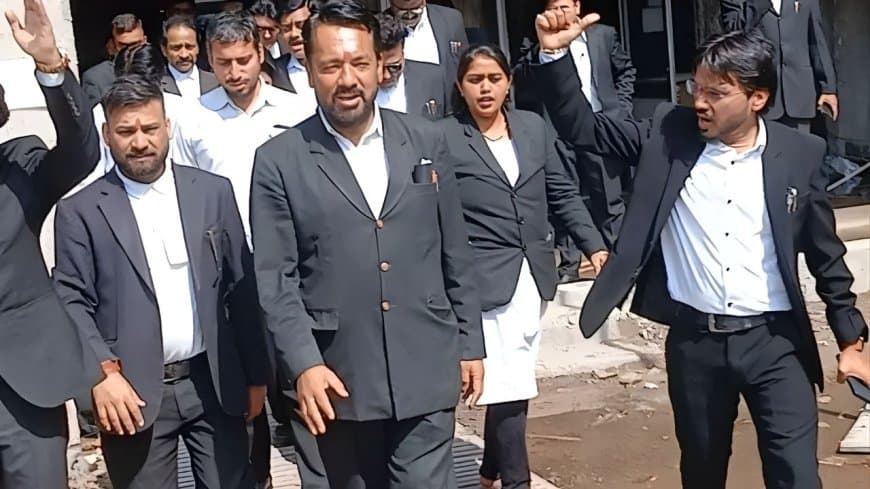 शिवपुरी अधिवक्ता हत्याकांड का विरोध: भोपाल में वकीलों का काम बंद, एडवोकेट प्रोटेक्शन एक्ट की मांग तेज