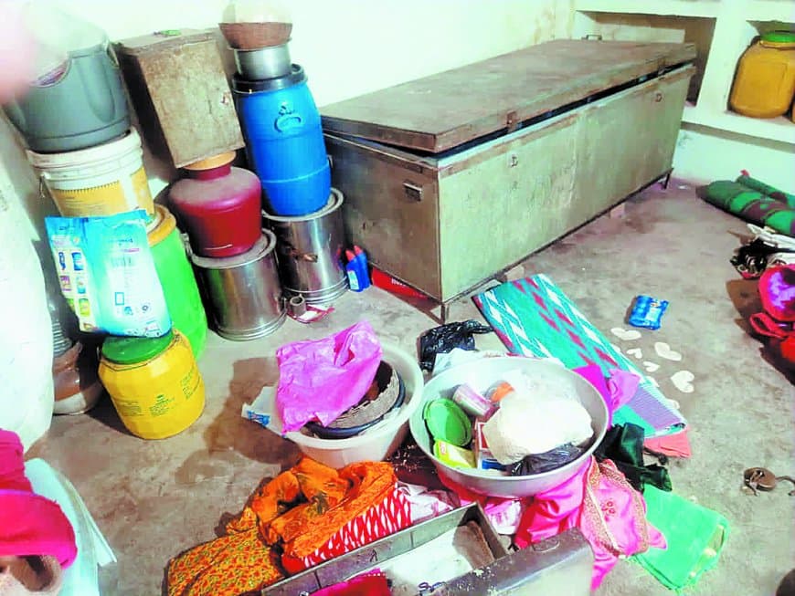 बेटी के विवाह से पहले चोर ले उड़े 5 लाख के जेवर और 80 हजार नगद