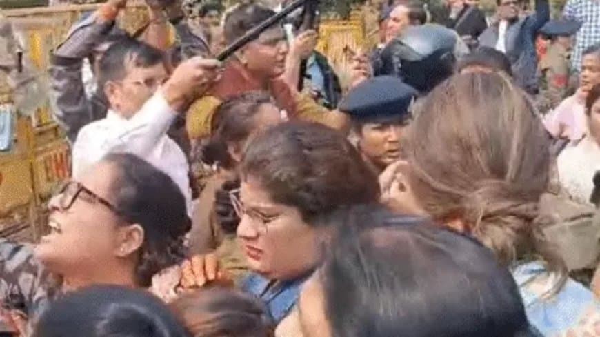 भोपाल: बजट के खिलाफ महिला कांग्रेस का हल्लाबोल, वित्त मंत्री के बंगले का घेराव और पुलिस से तीखी झड़प