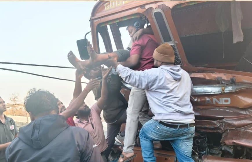 मध्यप्रदेश: धार में ट्रक ने कंटेनर को मारी टक्कर, तीन घंटे तक फंसा रहा चालक