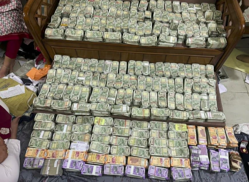 ओडिशा: अफसर के घर ट्रॉली बैग और अलमारी में मिला चार करोड़ कैश