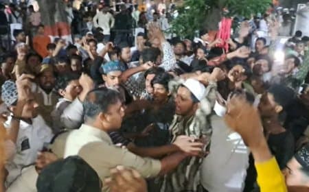 मध्यप्रदेश: खंडवा में आधी रात मचा बवाल... प्रदर्शनकारियों ने युवती को पीटा