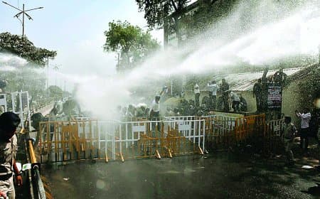 रीवा में एनएसयूआई प्रदर्शन पर बवाल, पुलिस ने छोड़े आंसू गैस और वाटर कैनन