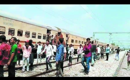 मारकुंडी स्टेशन पर यात्रियों का हंगामा, लाल तौलिया दिखाकर रोकी एक्सप्रेस ट्रेन