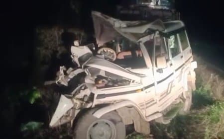 आगरा: पेड़ से टकराई बोलेरो....इटावा के एक ही परिवार के पांच लोगों की मौत