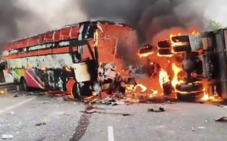 आंध्र प्रदेश में बस और ट्रक में टक्कर... 14 लोग जल गए जिंदा