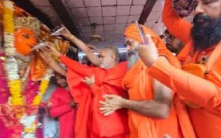 उज्जैन में महाअष्टमी पर उमड़ा श्रद्धा का सैलाब: 28 किमी लंबी नगर पूजा में माता को अर्पित किया गया मदिरा का भोग