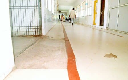सालभर में उखड़ी टाइल्स, जिला अस्पताल की गुणवत्ता और लापरवाही पर उठे गंभीर सवाल