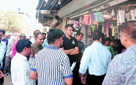 नगर निगम कमिश्नर और एसडीएम सड़क पर उतरे दुकानदारों को दी समझाइश खुद हटा ले