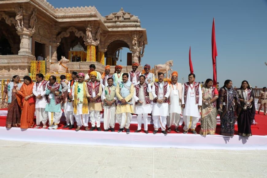 मध्यप्रदेश: पारंपरिक परिधान में दिखा मोहन मंत्रिमंडल  