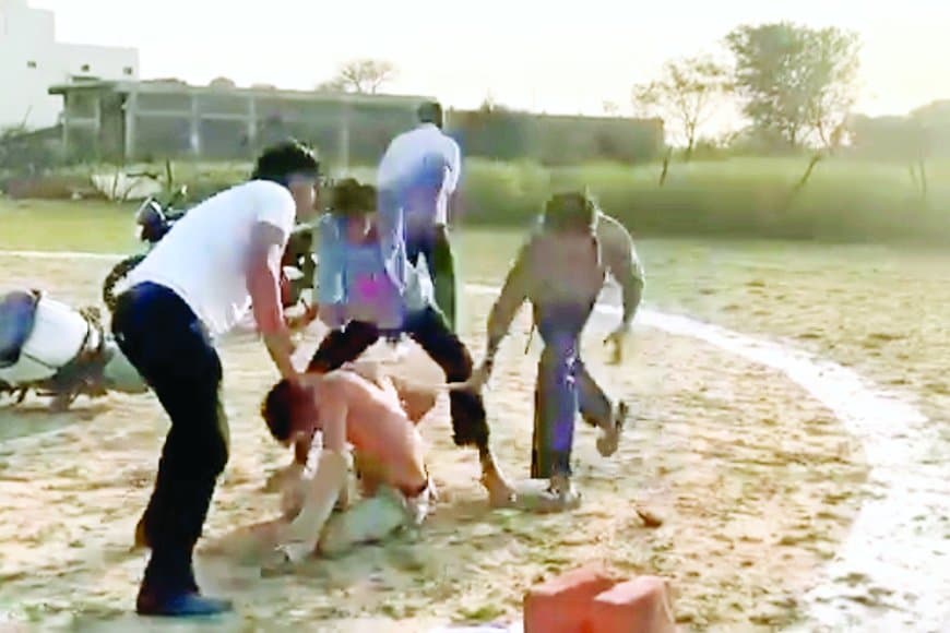 युवक को अगवा कर हेलीपैड ले गए, बेल्ट और चप्पल से बेरहमी से पीटा