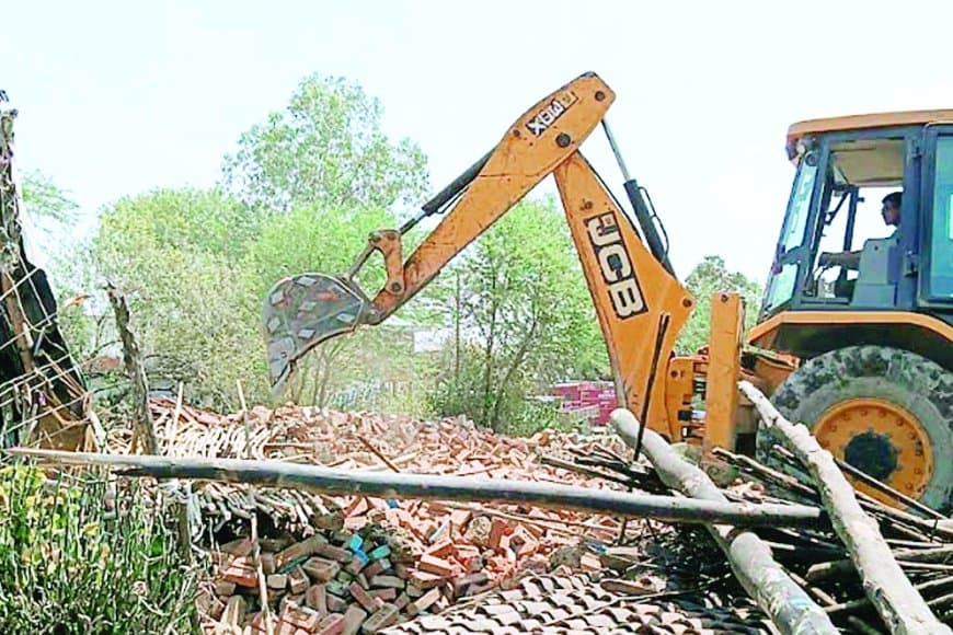 दुआरी तालाब से अतिक्रमण हटाने कार्रवाई, दो दर्जन कच्चे-पक्के मकान जेसीबी से ध्वस्त