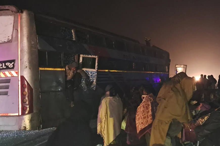 लखनऊ-दिल्ली हाईवे पर हादसा: अयोध्या जा रही बस ट्रक से टकराई