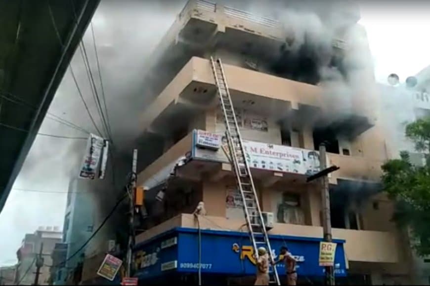 दिल्ली: चार मंजिला इमारत में लगी आग, एक ही परिवार के सात लोगों की मौत