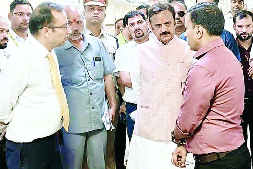 निरीक्षण में खुली पोल, मरीजों ने घेरा तो डिप्टी सीएम डीन पर भड़के