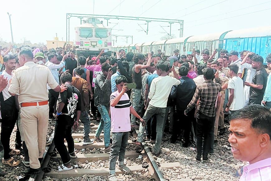 स्पेशल ट्रेन लेट, बांसापहाड़ में यात्रियों का हंगामा, सुरक्षा व्यवस्था पर उठे सवाल