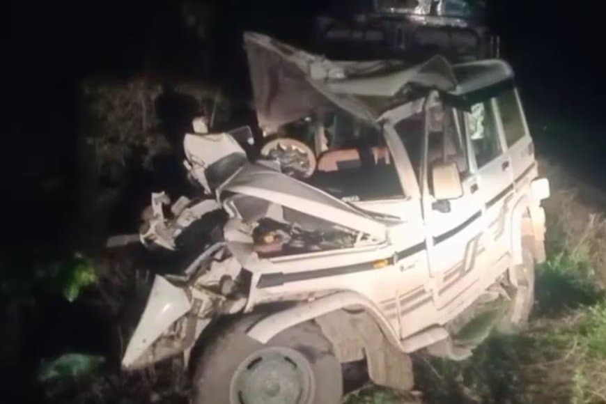 आगरा: पेड़ से टकराई बोलेरो....इटावा के एक ही परिवार के पांच लोगों की मौत