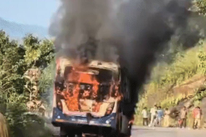 बस में लगी आग... बाल-बाल बची विधायक समेत 40 यात्रियों की जान