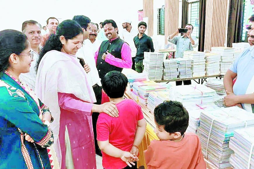 दो दिवसीय पुस्तक मेला: छूट का था वायदा लेकिन अभिभावक लुट गए