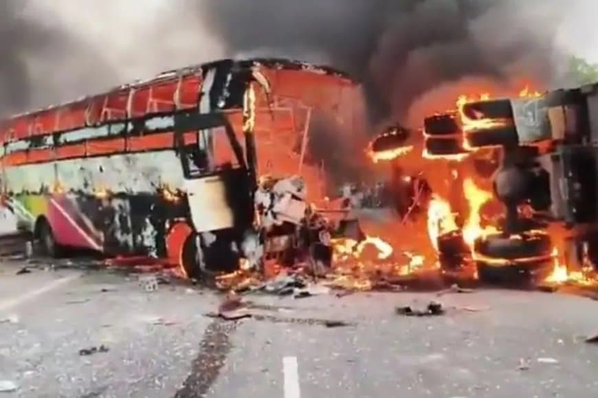 आंध्र प्रदेश में बस और ट्रक में टक्कर... 14 लोग जल गए जिंदा