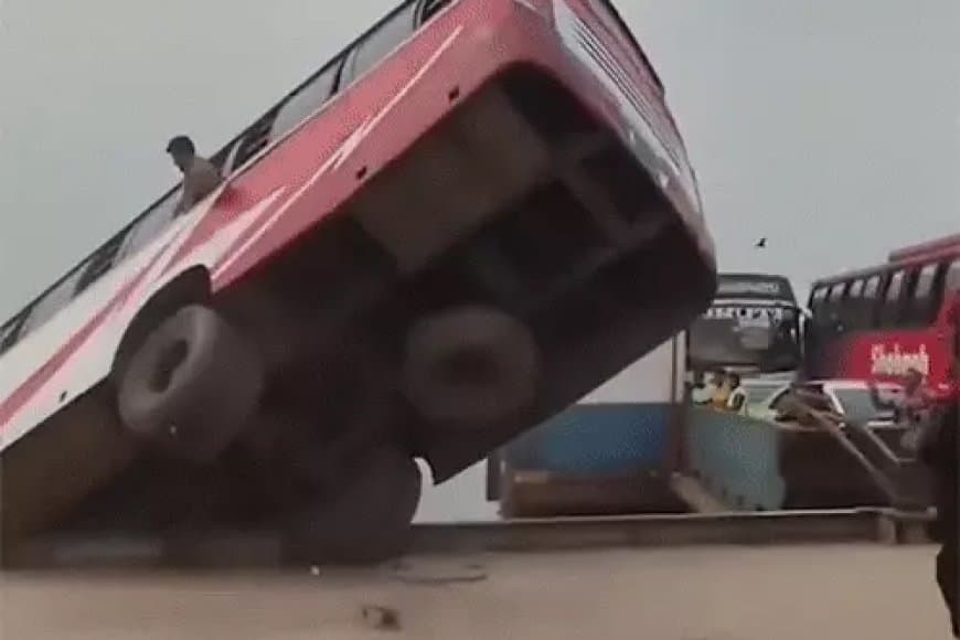 बांग्लादेश: नाव पर चढ़ा रहे थे बस, नदी में गिरी, 25 की डूबने से मौत