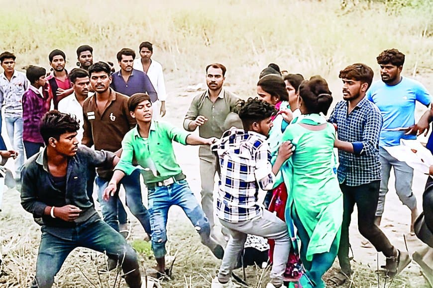 रामनवमी मेले में छेड़खानी विवाद, दो युवकों की भीड़ ने जमकर पिटाई की