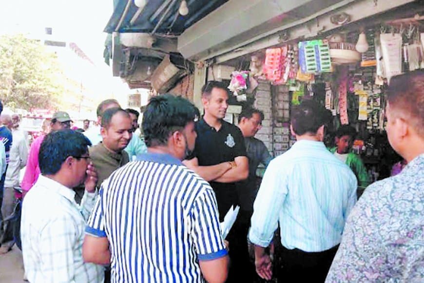 नगर निगम कमिश्नर और एसडीएम सड़क पर उतरे दुकानदारों को दी समझाइश खुद हटा ले