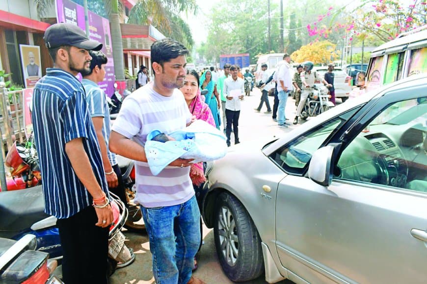 जिला अस्पताल में जाम से पौन घंटे तक मरीज और परिजन बने बंधक