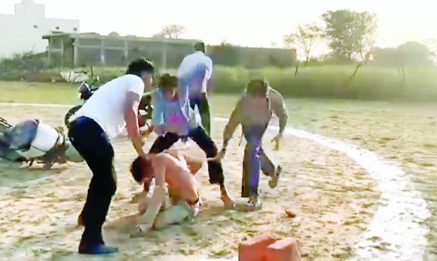 युवक को अगवा कर हेलीपैड ले गए, बेल्ट और चप्पल से बेरहमी से पीटा