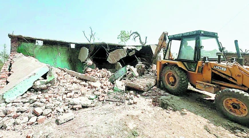 मंदिर के मेड़ पर निर्मित 18 मकानों को ननि ने जेसीबी से किया ध्वस्त