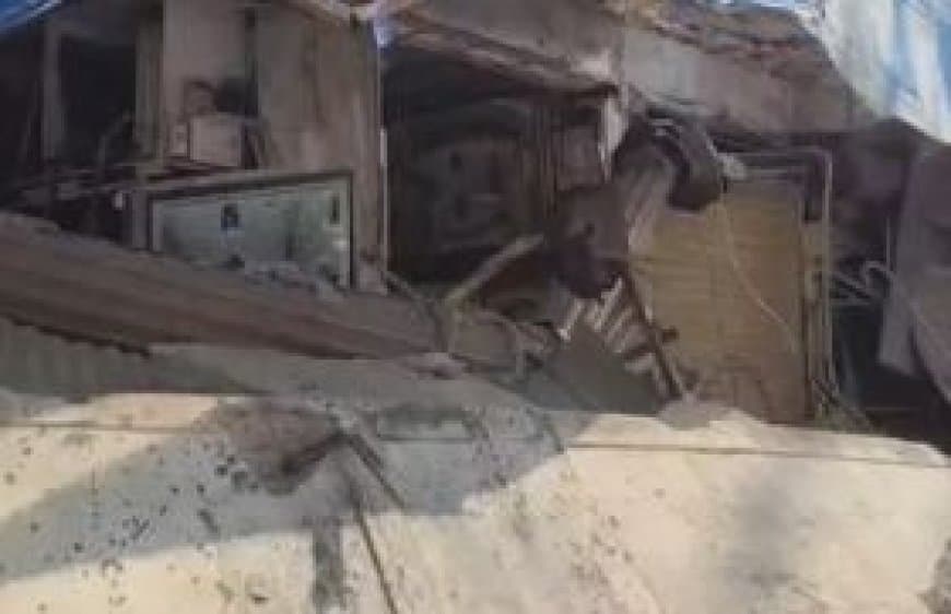 भोपाल न्यूज: जवाहर चौक में नगर निगम की 5 दुकानों के छज्जे गिरे, मेट्रो काम से जर्जर हुई इमारत?