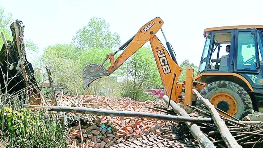 दुआरी तालाब से अतिक्रमण हटाने कार्रवाई, दो दर्जन कच्चे-पक्के मकान जेसीबी से ध्वस्त
