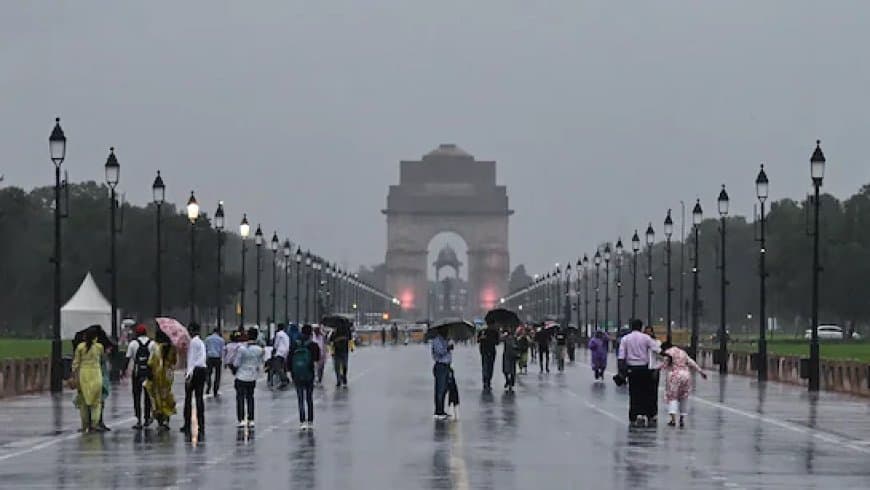 मौसम: एमपी से यूपी तक छाए काले बादल, दिल्ली में तेज हवाओं के साथ बारिश