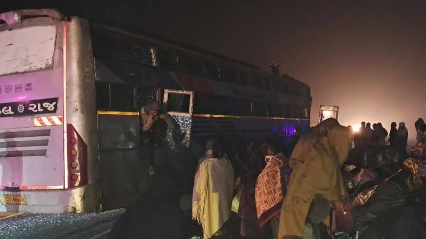 लखनऊ-दिल्ली हाईवे पर हादसा: अयोध्या जा रही बस ट्रक से टकराई