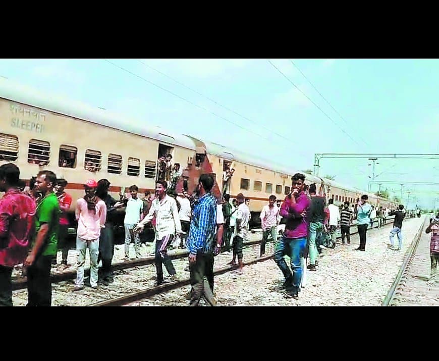 मारकुंडी स्टेशन पर यात्रियों का हंगामा, लाल तौलिया दिखाकर रोकी एक्सप्रेस ट्रेन