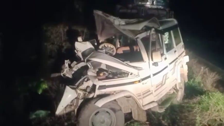 आगरा: पेड़ से टकराई बोलेरो....इटावा के एक ही परिवार के पांच लोगों की मौत