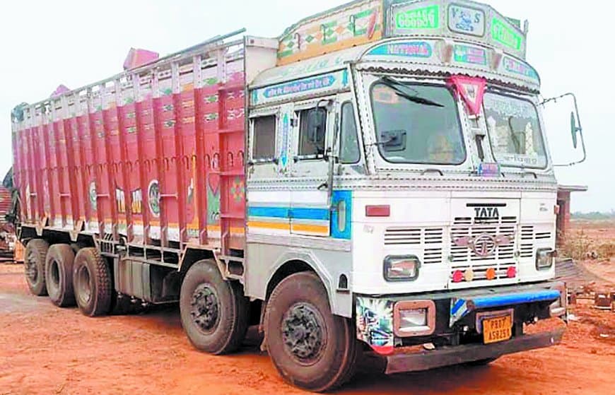 कीमती लकड़ी घोटाले में चालक गिरफ्तार, दो आरक्षक लाइन अटैच, मास्टरमाइंड फरार