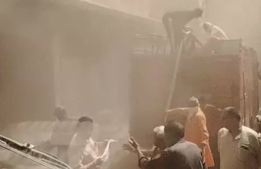 ग्वालियर राजश्री अपार्टमेंट आग: केमिकल गोदाम में भीषण आग, SDRF ने 20 परिवारों को बचाया