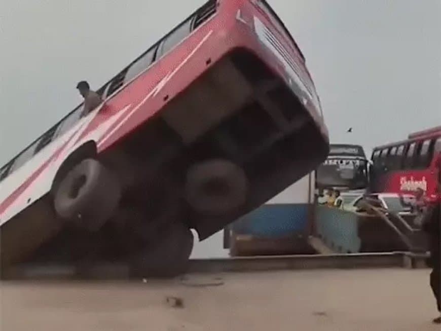 बांग्लादेश: नाव पर चढ़ा रहे थे बस, नदी में गिरी, 25 की डूबने से मौत