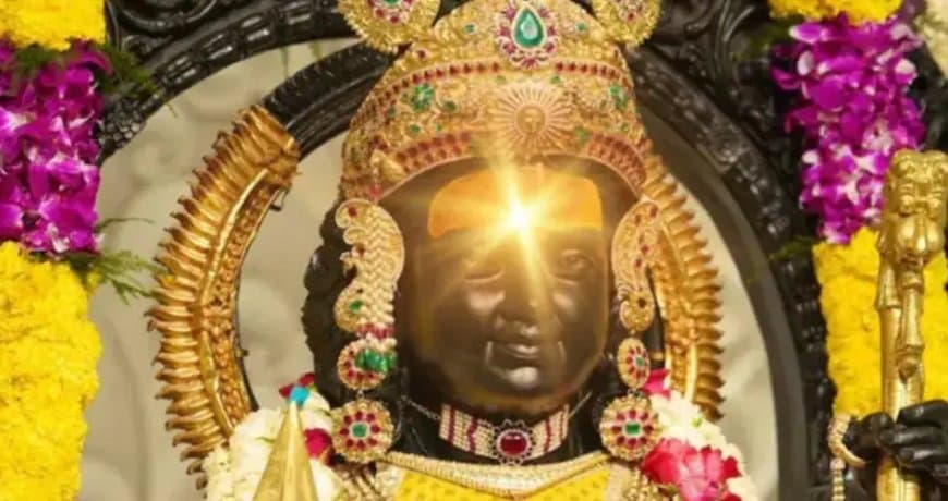 अयोध्या: रामनवी पर अभिजीत मुहूर्त में किया गया रामलला का सूर्य तिलक 