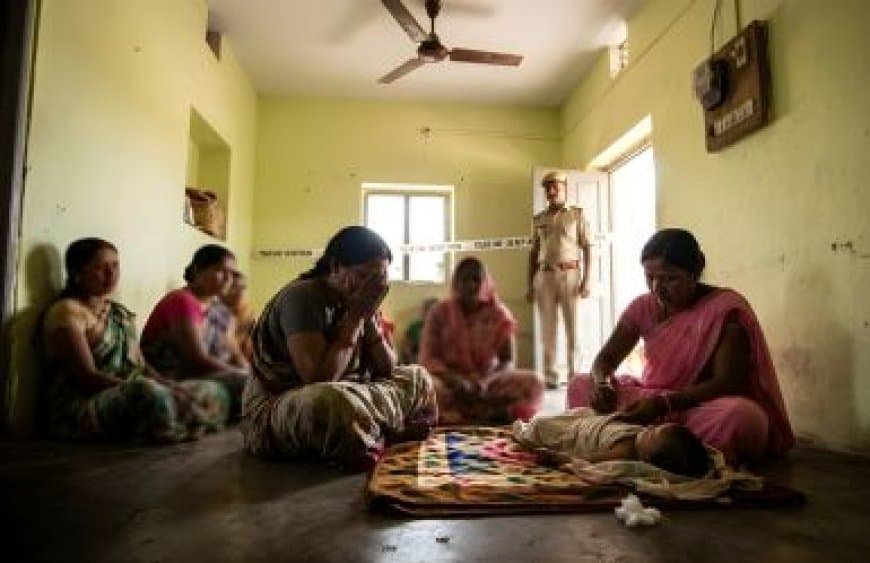 ममता शर्मसार: गर्मी और बिजली कटौती से परेशान मां ने लगाई फांसी, 6 माह की बच्ची की जान लेने का भी किया प्रयास