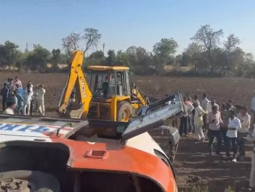 मध्यप्रदेश: चालक की लापरवाही से पलटी बस, एक की मौत, 15 घायल
